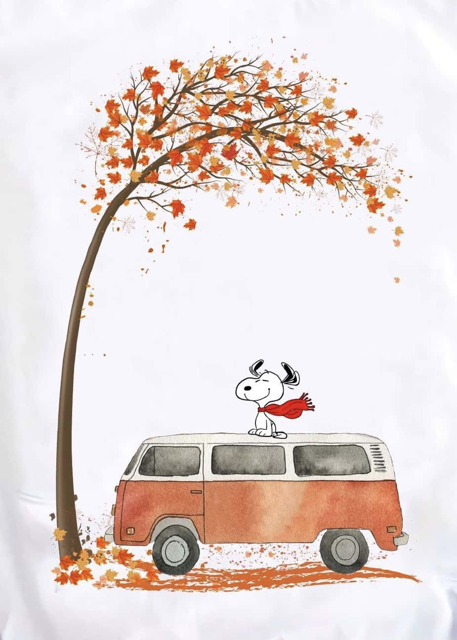 Snoopy Fall 桌布 壁紙 — 史努比戴着紅色圍巾，坐在一輛停在楓樹下的復古橙色貨車頂上，周圍有秋天的落葉飄落。