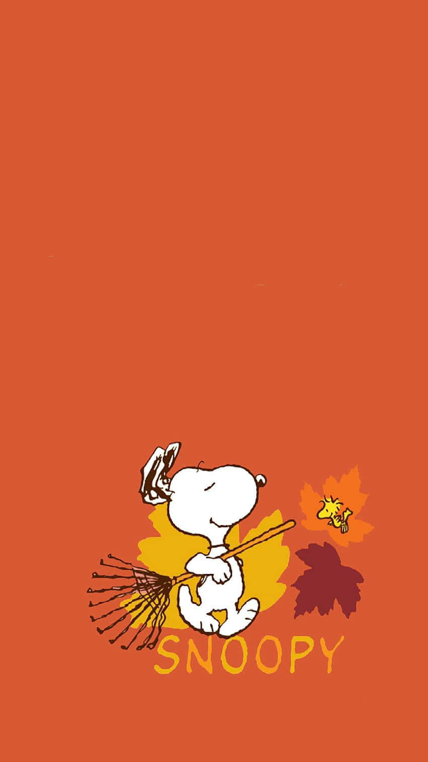 Snoopy Fall 桌布 壁紙 — 史努比拿著掃帚站在秋葉旁，胡士托棲息在楓葉上，背景為純橙色。