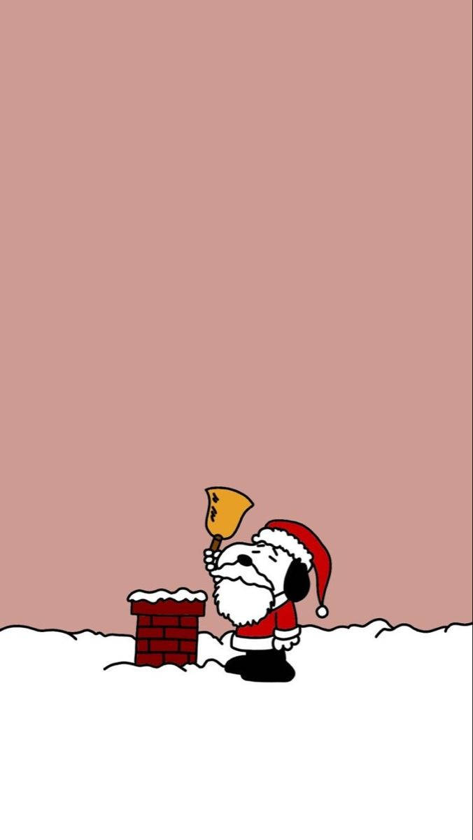聖誕老人手持鏟子站在積雪的煙囪旁。