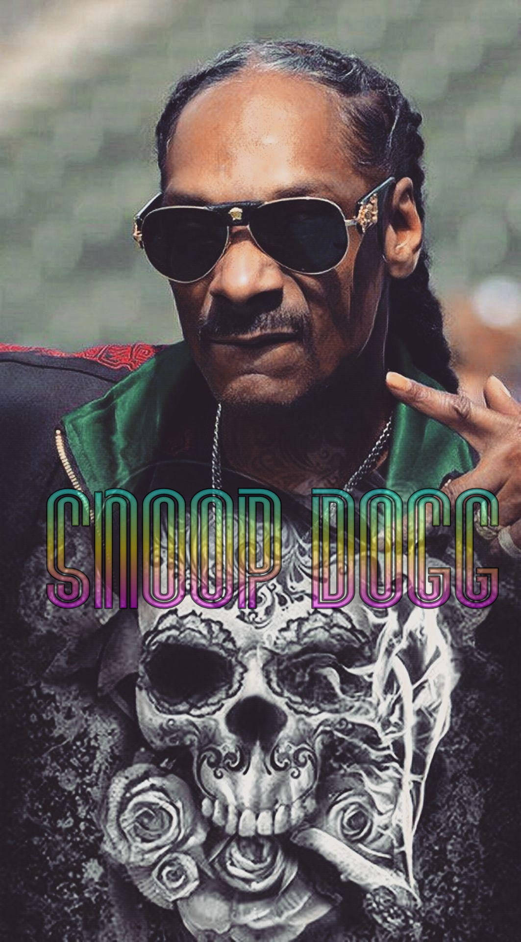 史努比狗狗咬下唇 壁紙 — Snoop Dogg 戴著太陽眼鏡，身穿骷髏玫瑰紋身圖案襯衫，做出手勢。
