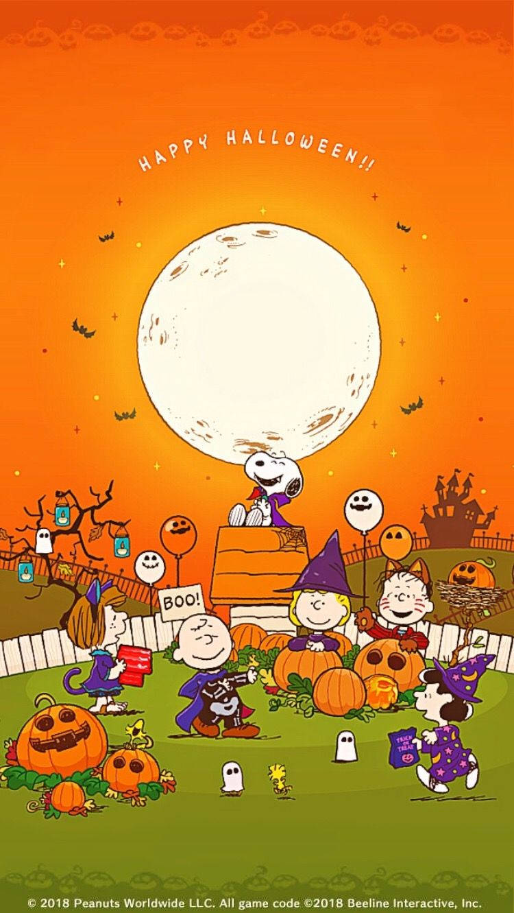 Peanuts 角色穿著萬聖節服裝，在滿月下與南瓜和鬼魂一起慶祝。