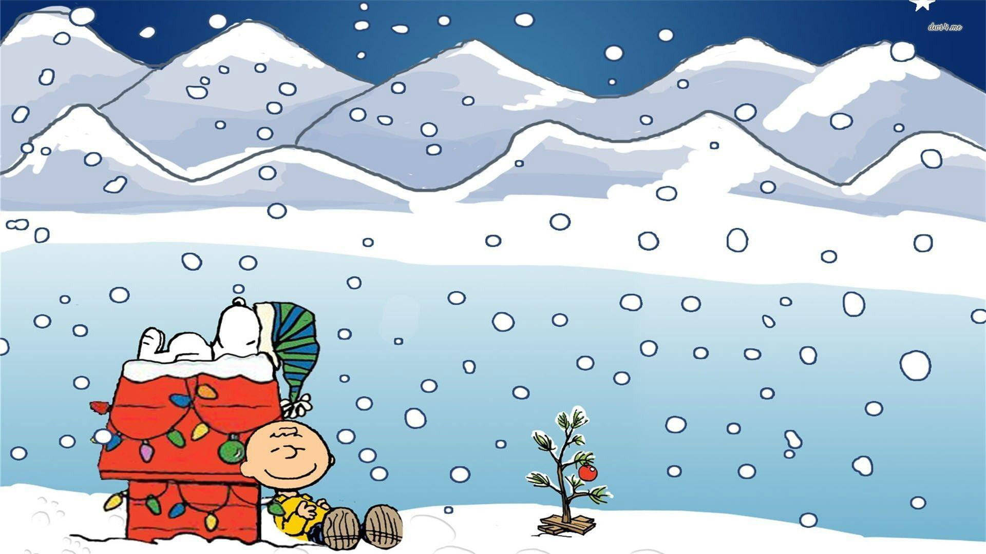 史努比聖誕戶外雪景 壁紙 — 史努比和查理布朗坐在一個裝飾過的紅色狗屋旁邊，背景是白雪皚皚的冬季景觀，飄著雪花，遠處有山脈。