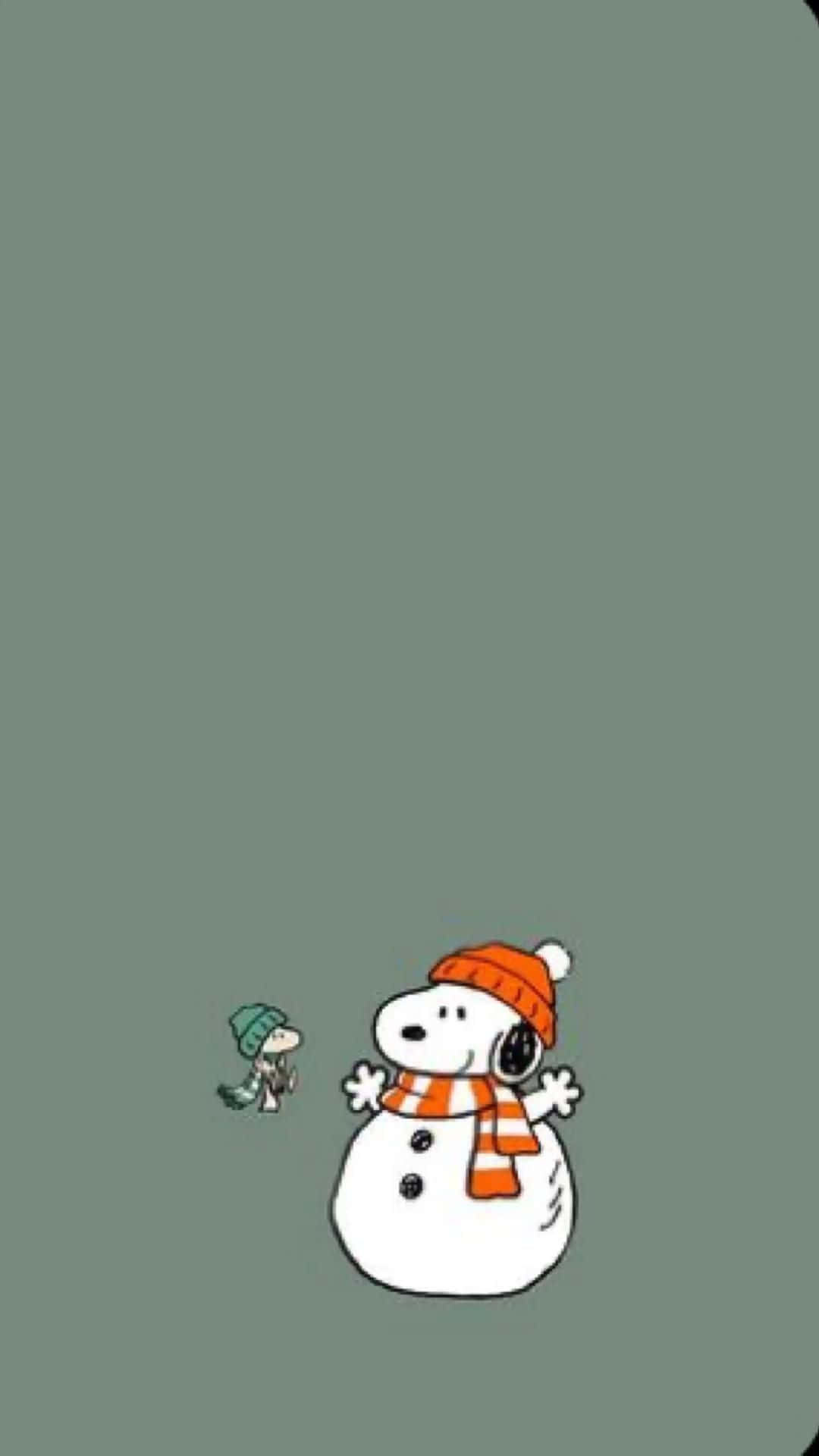 史努比化身雪人，與穿著冬季服裝的小夥伴在綠色背景上。
