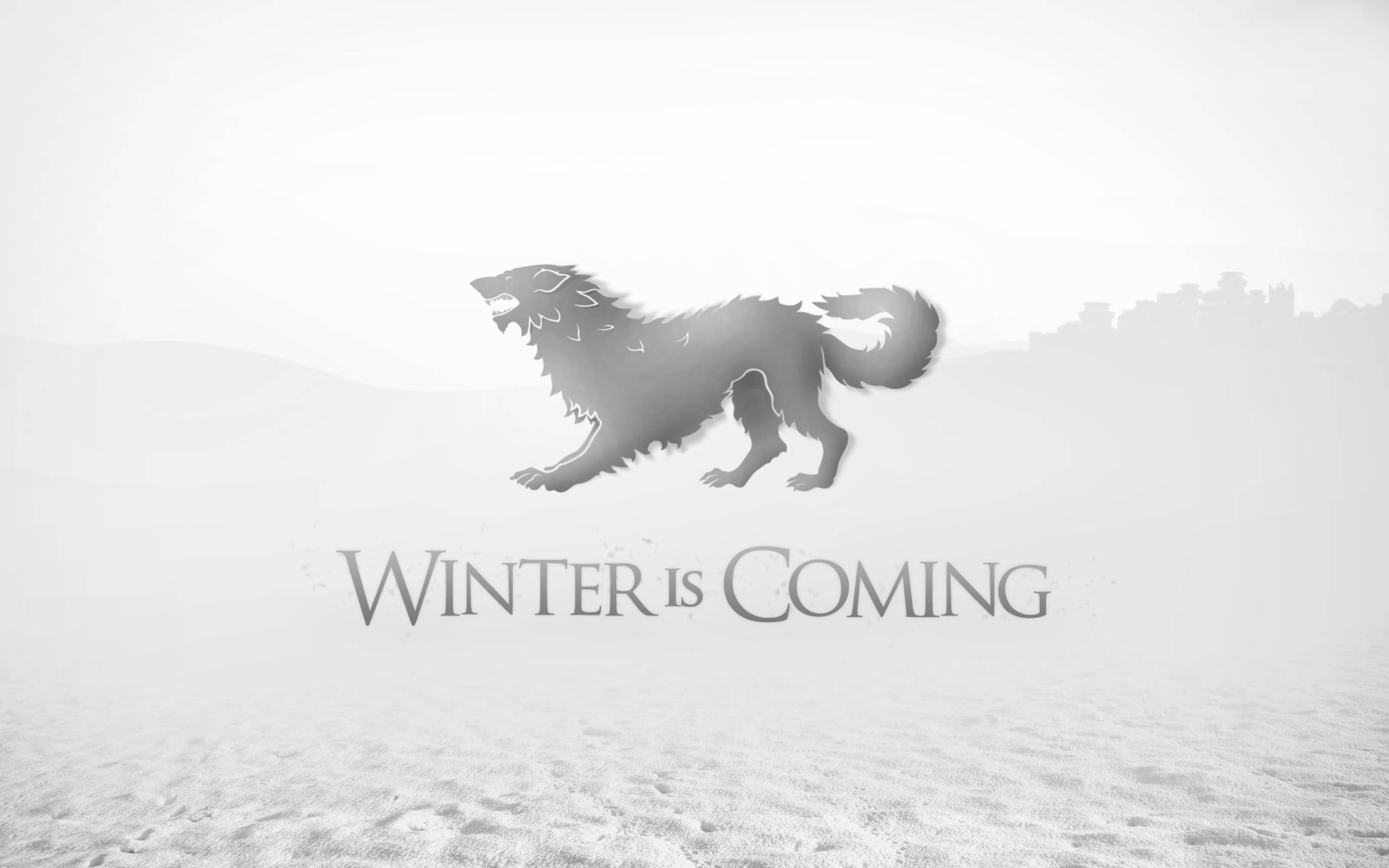 史塔克家族狼與冬雪 壁紙 — 一個單色剪影，一隻咆哮的冰原狼在雪原上大步前行，下方是那句不祥的短語冬天來了。