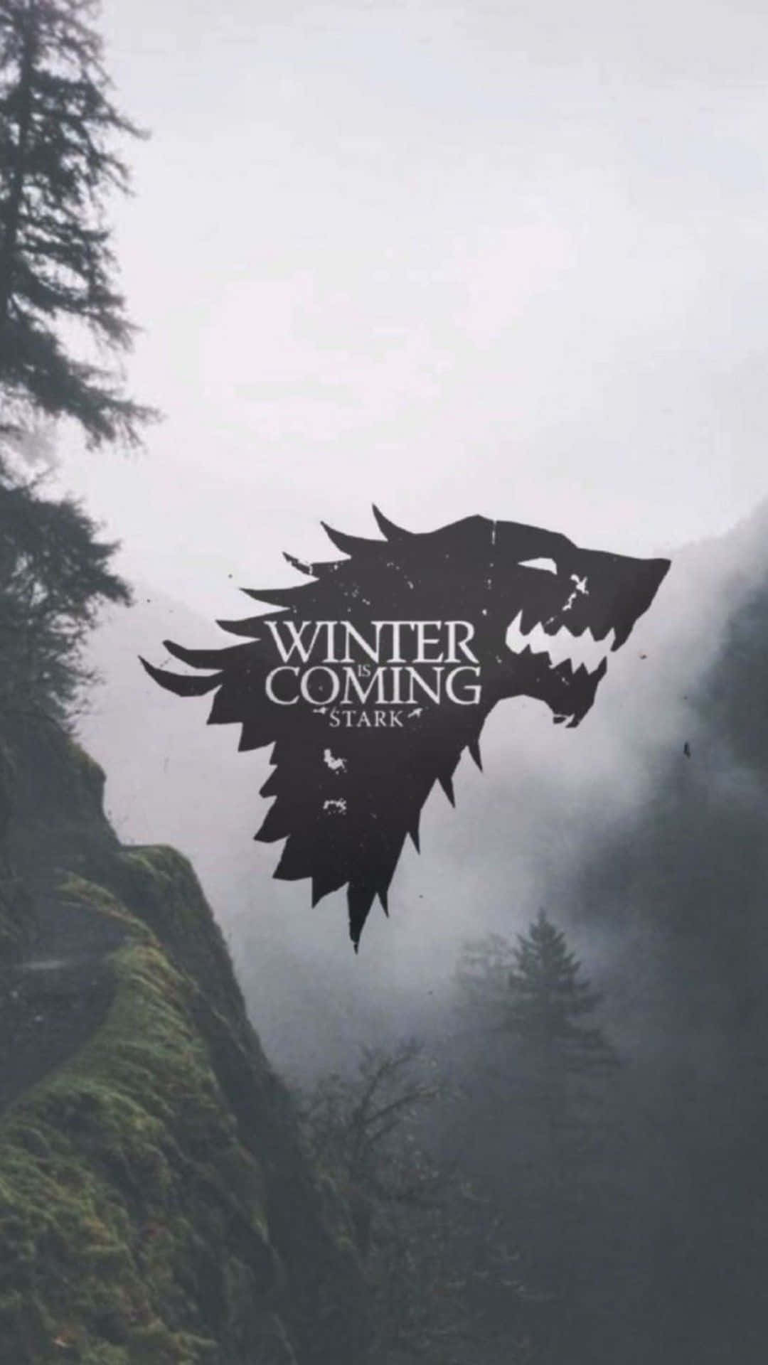 冰原狼徽章帶有「Winter is Coming」，漂浮在霧氣瀰漫的山林之上。