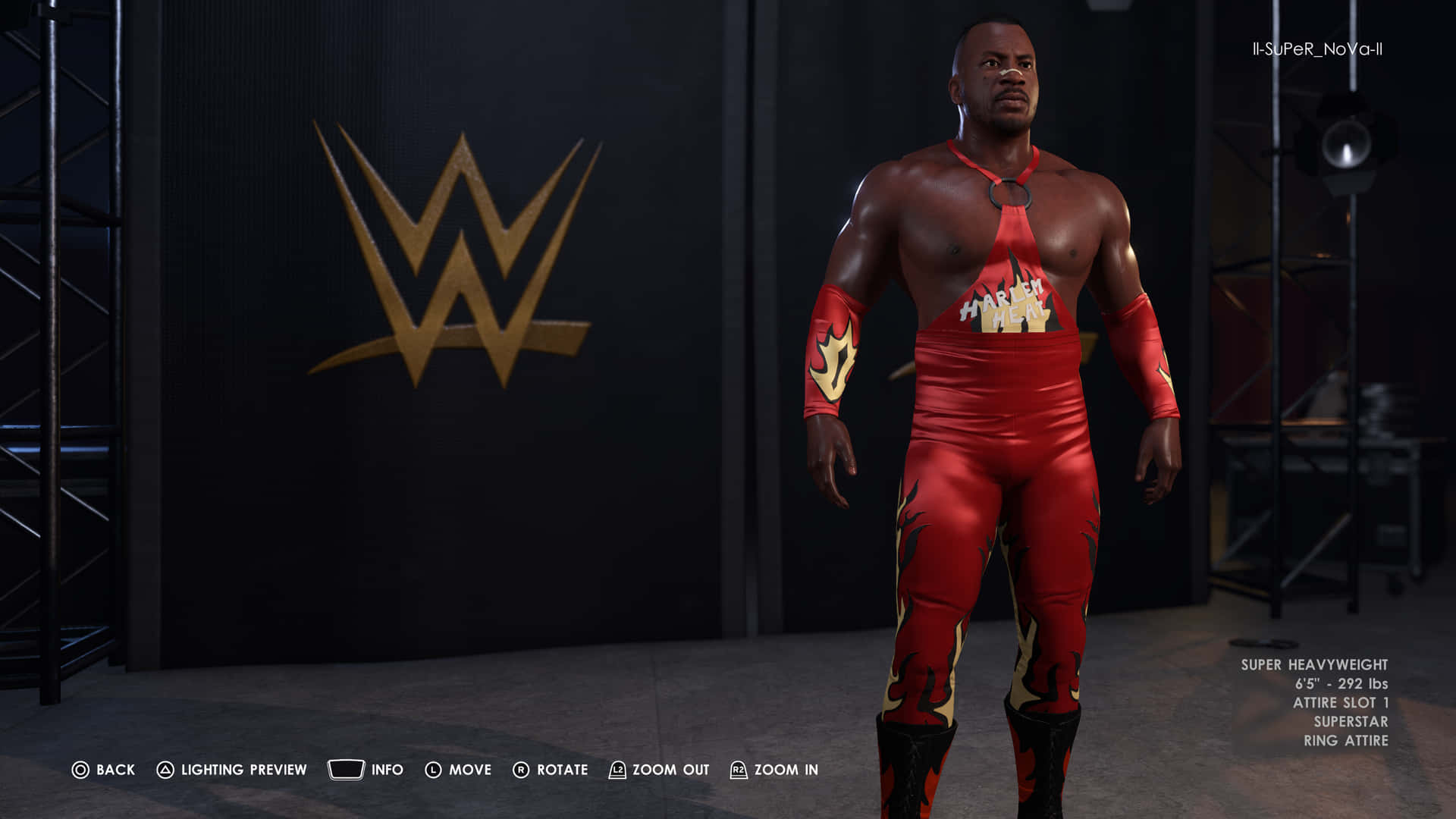 WWE摔角手穿紅色火焰套裝在後台