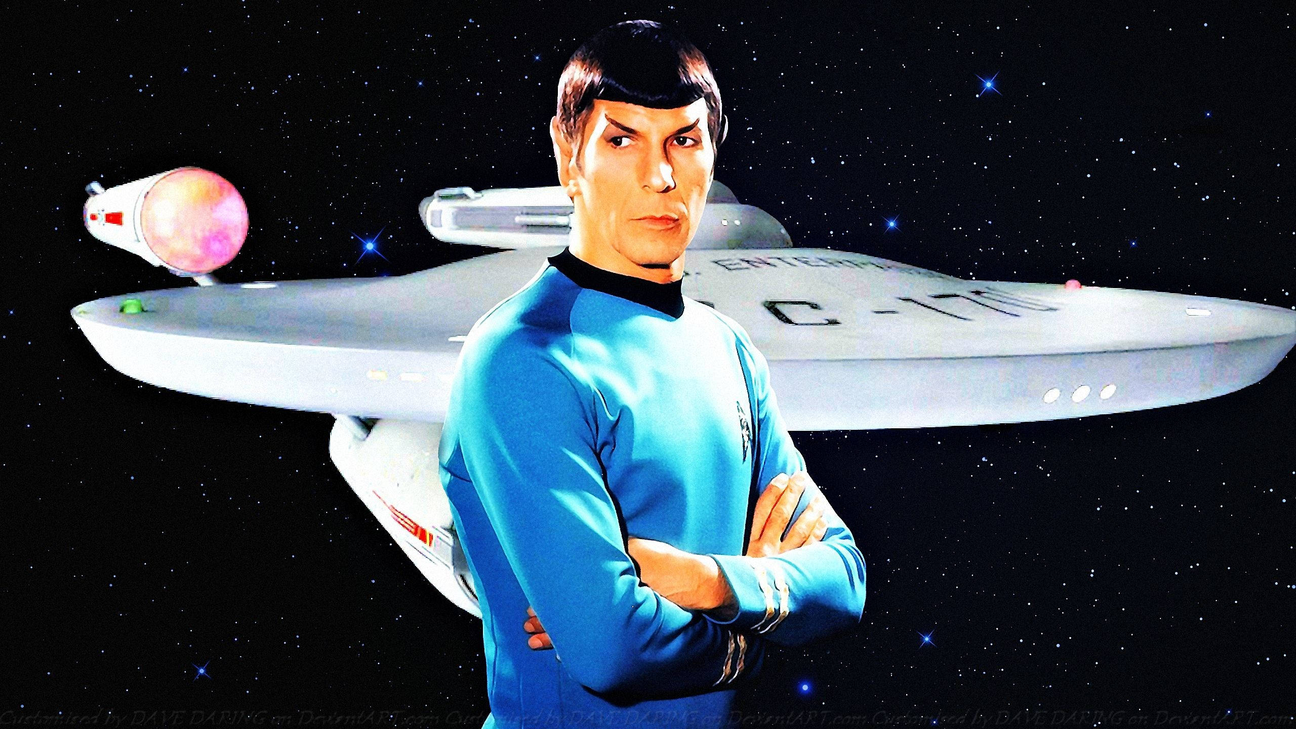 史波克與星系星艦 壁紙 — 史波克自信地交叉雙臂站在企業號太空船前，背景是星空。