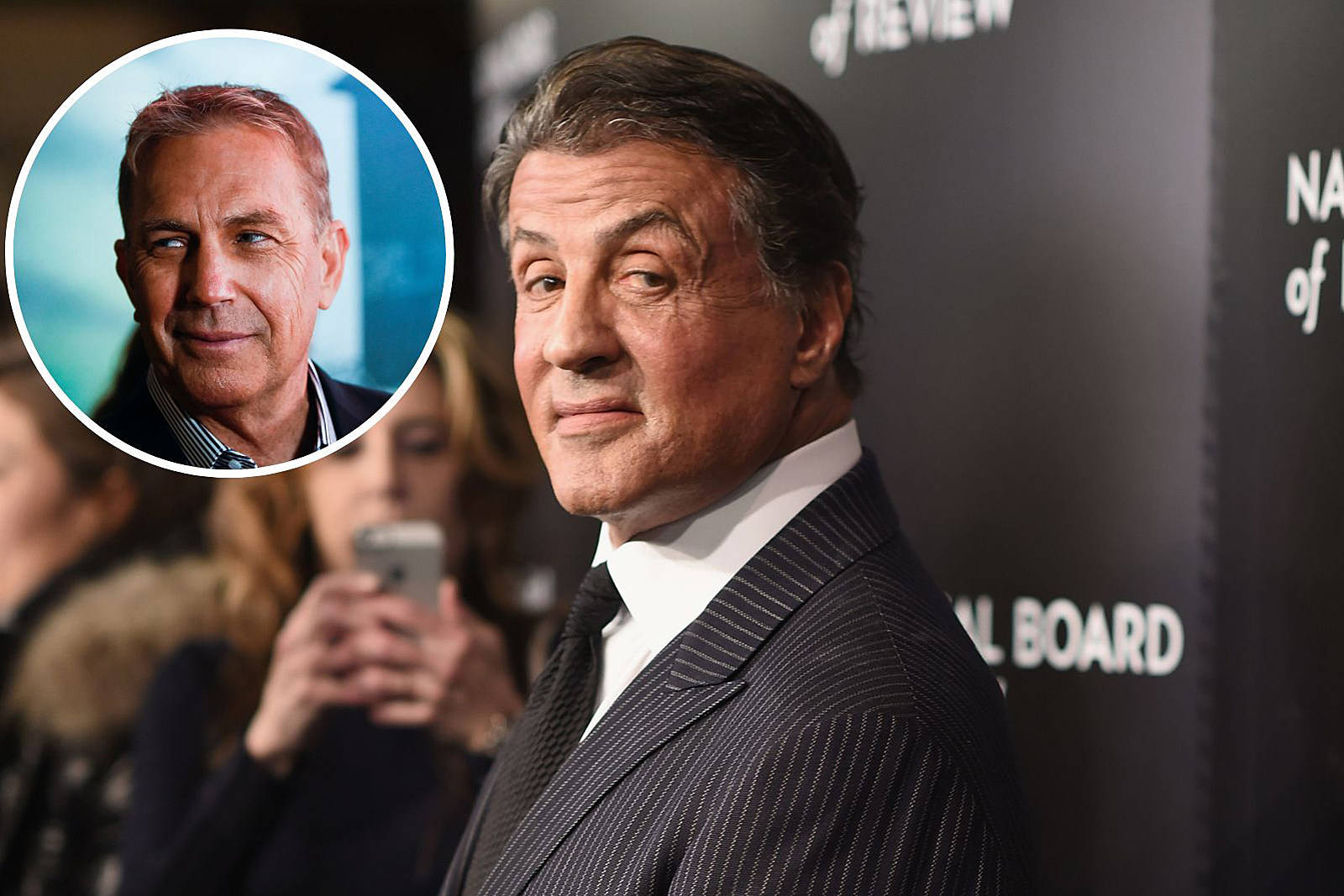 史泰龍照片內嵌另一演員 壁紙 — Sylvester Stallone 穿著細條紋西裝出席正式活動，並附有另一名男子的圓形嵌入照片。