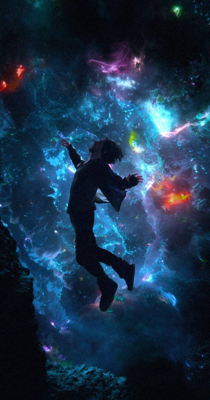 一個人跳過色彩繽紛的宇宙星雲，帶有發光的雲朵。