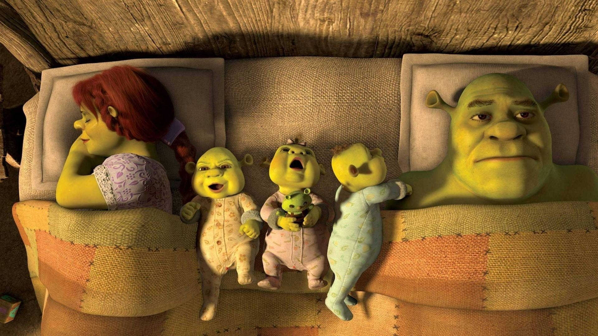 《史瑞克永恆》巨魔家庭睡覺 壁紙 — 史力加和費安娜在舒適的床上與他們三個綠色嘅BB食人魔一齊喺補丁毯子裡睡得香甜。