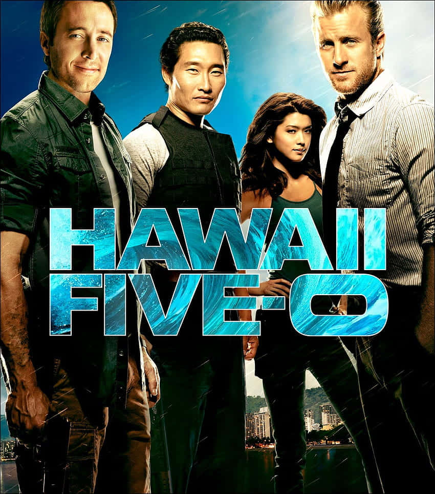 四位穿著雨衣的電視演員在海濱城市天際線前擺姿勢，帶有「Hawaii Five-0」標題。