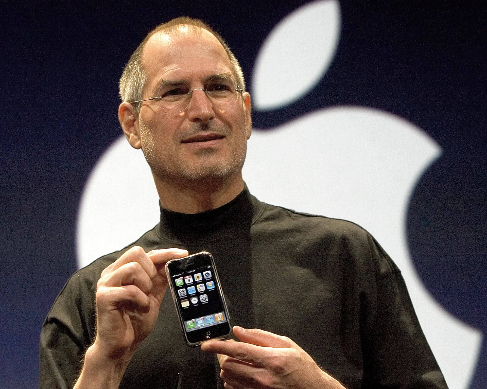 Steve Jobs 在 Apple 活動中介紹第一部 iPhone。