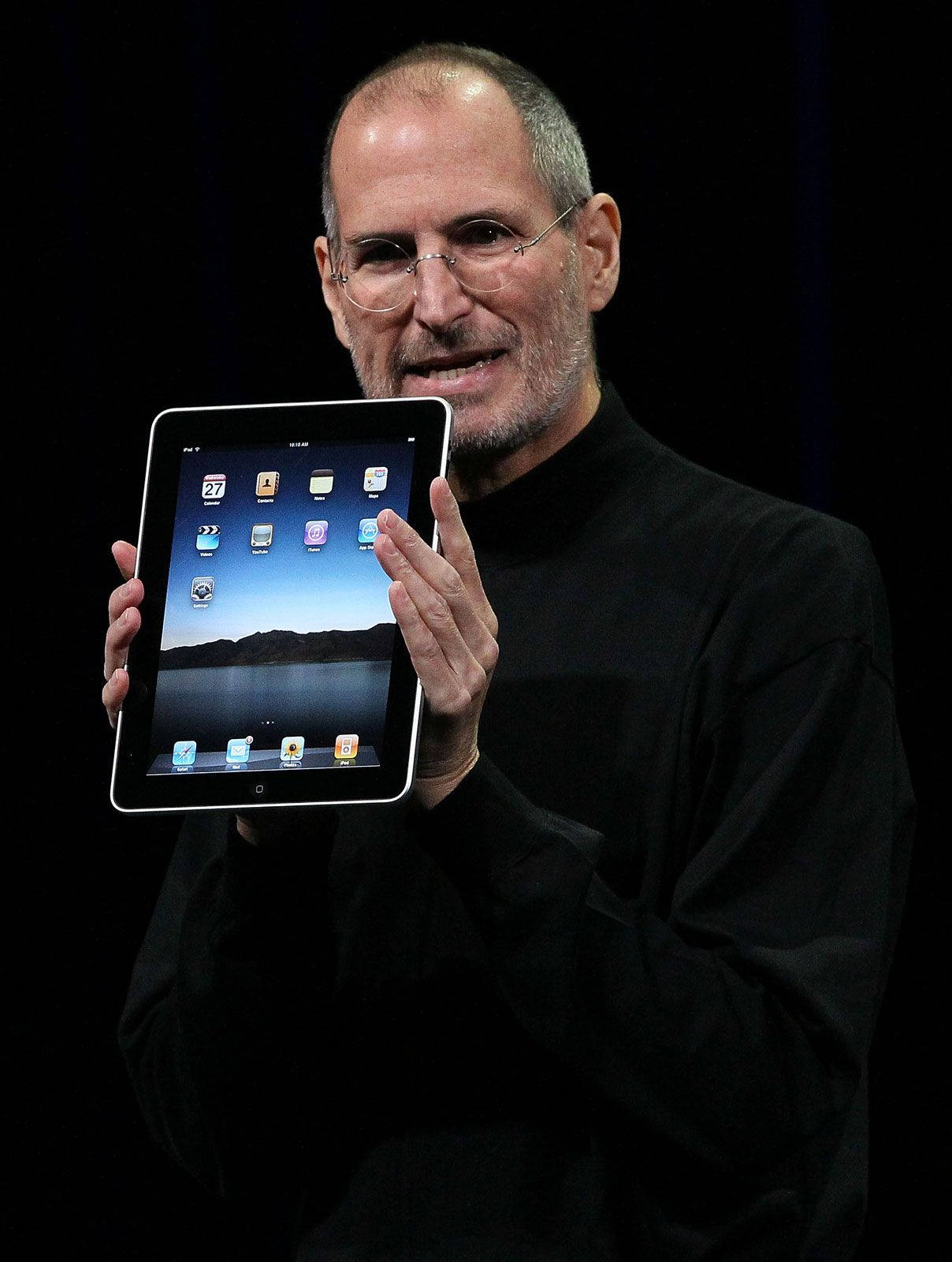 史蒂夫·喬布斯在產品發布會上展示第一代iPad。