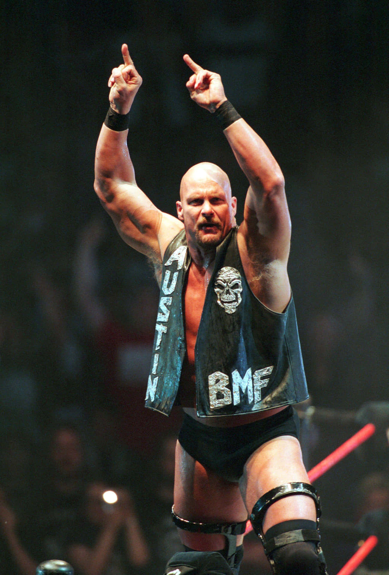 摔角手 Stone Cold Steve Austin 在摔角擂台上慶祝勝利。