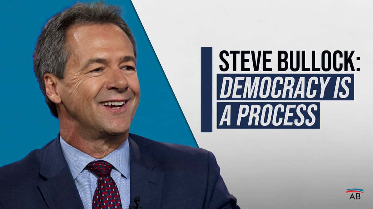 史蒂夫·布爾洛克名言 壁紙 — Steve Bullock 穿著西裝，在藍白圖形背景上以粗體文字寫著「Democracy is a Process」，溫暖地微笑。