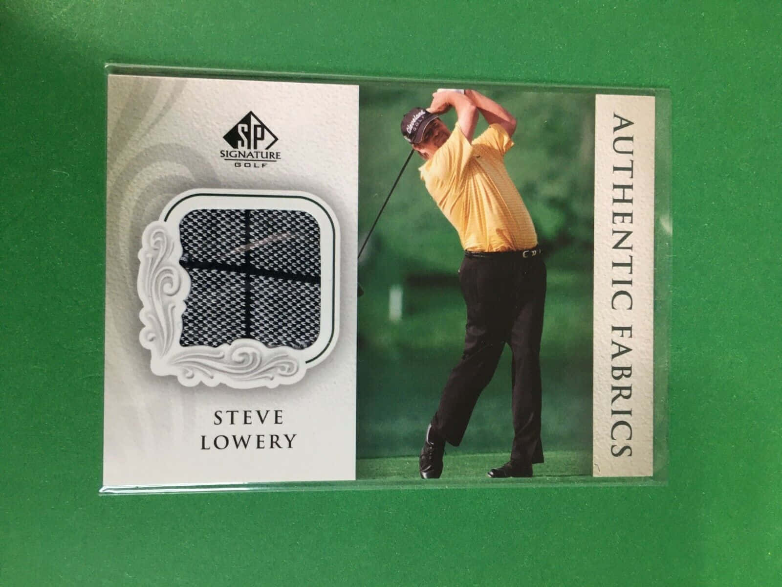 高爾夫球手 Steve Lowery 穿著黃色襯衫揮桿，收藏卡上附有布料樣本。