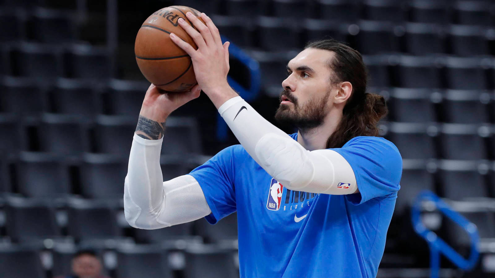 史蒂文·亞當斯NBA季後賽 壁紙 — 一位身穿藍色球衣的籃球運動員在空蕩蕩的球場上專注地準備投籃。