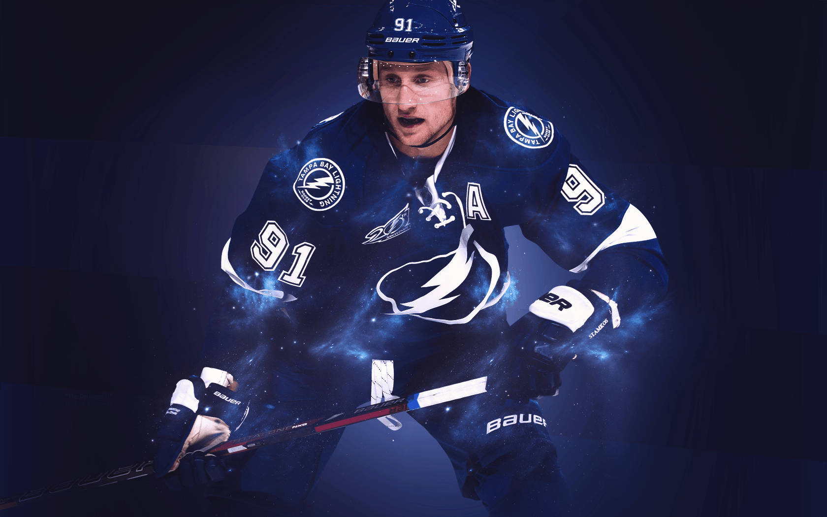 史蒂文·史塔科斯 Tampa Bay Lightning 冰球隊長 壁紙 — 一名身穿坦帕灣閃電隊球衣、號碼91和字母A的冰球運動員，手持球桿，背景是宇宙藍色星雲。