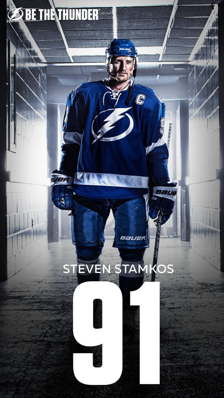 史蒂文·史塔科斯冰球冠軍賽場英姿 壁紙 — 冰球運動員 Steven Stamkos 身穿坦帕灣閃電隊裝備，站在燈光昏暗的隧道中，下方醒目地顯示著「91」。