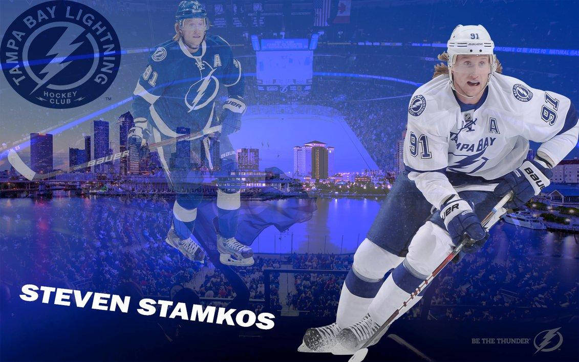 史蒂文·史塔科斯創意冰球運動畫面 壁紙 — 冰球運動員 Steven Stamkos 身穿坦帕灣閃電隊裝備，在發光的城市天際線背景下動態滑冰。