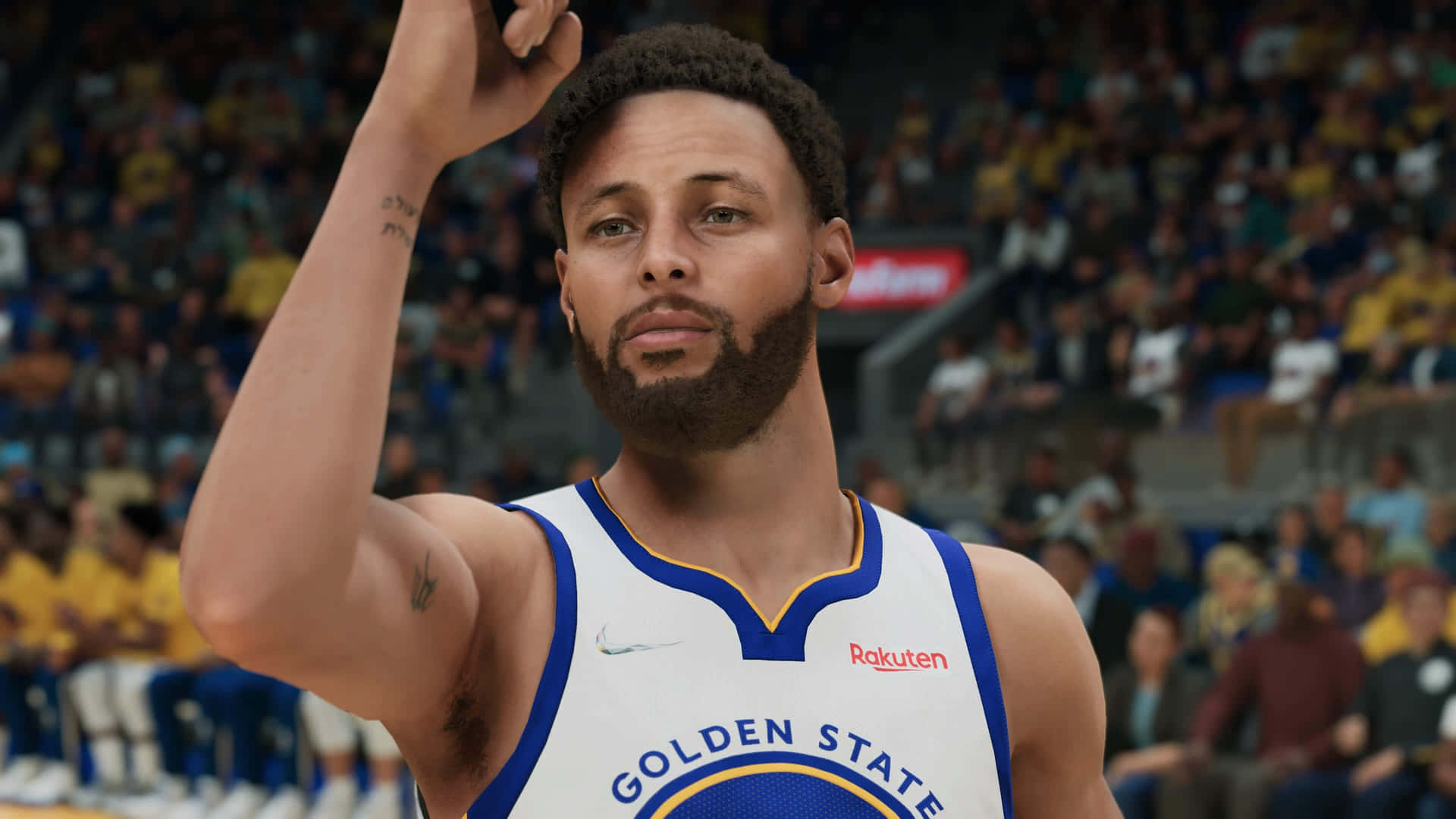 史蒂芬·柯瑞 4K 出現在 NBA 2K18 電子遊戲中 壁紙 — 一名身穿金州勇士隊球衣的籃球運動員在明亮的燈光下，於擁擠的場館內舉起手。