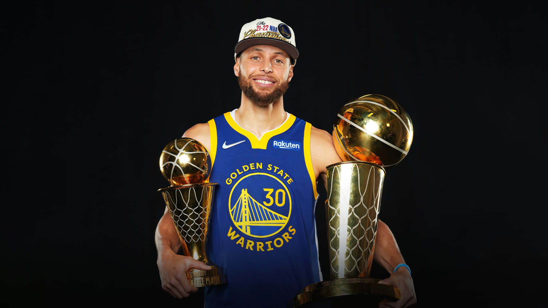 史提芬居里身穿金州勇士隊球衣，手持兩座NBA冠軍獎盃。 — 籃球 壁紙