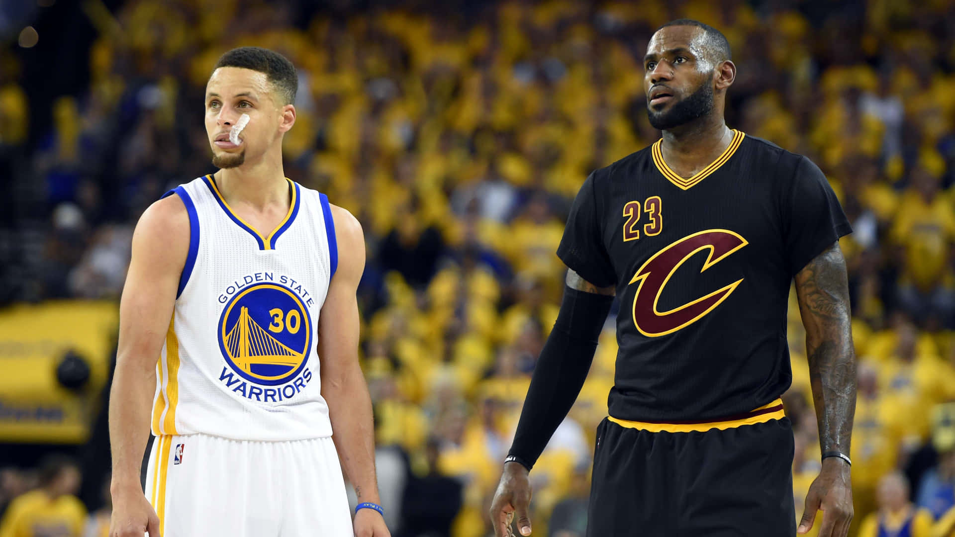 兩名身穿對賽球隊制服的NBA籃球運動員站在球場上。