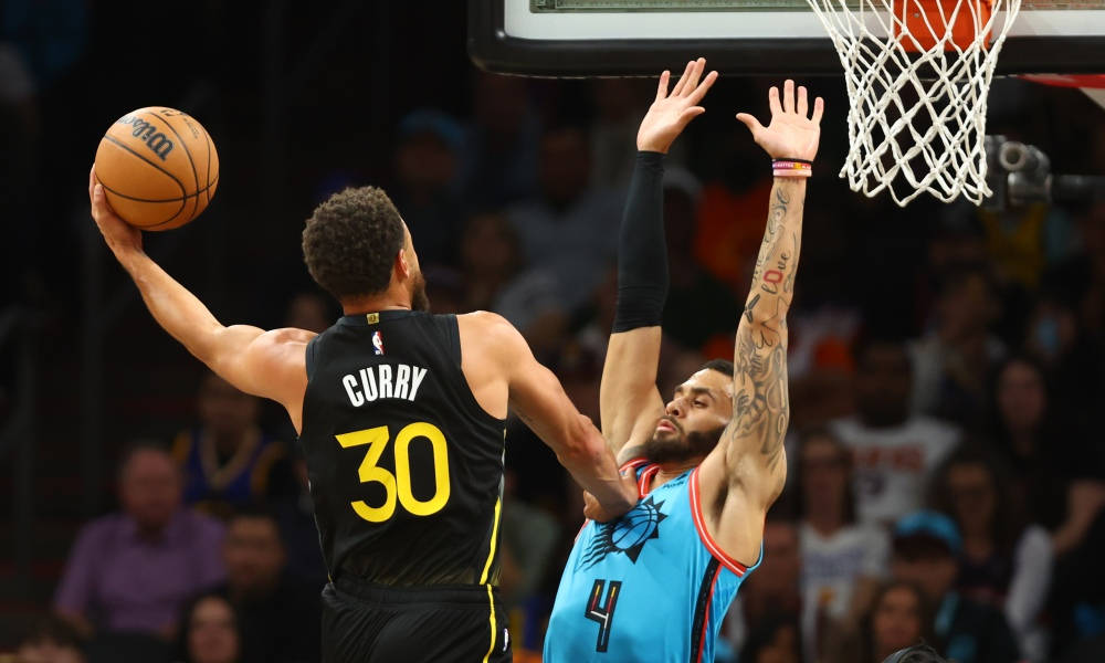 史提芬居里在NBA比賽中投籃時被防守。 — 史蒂芬·柯瑞 壁紙