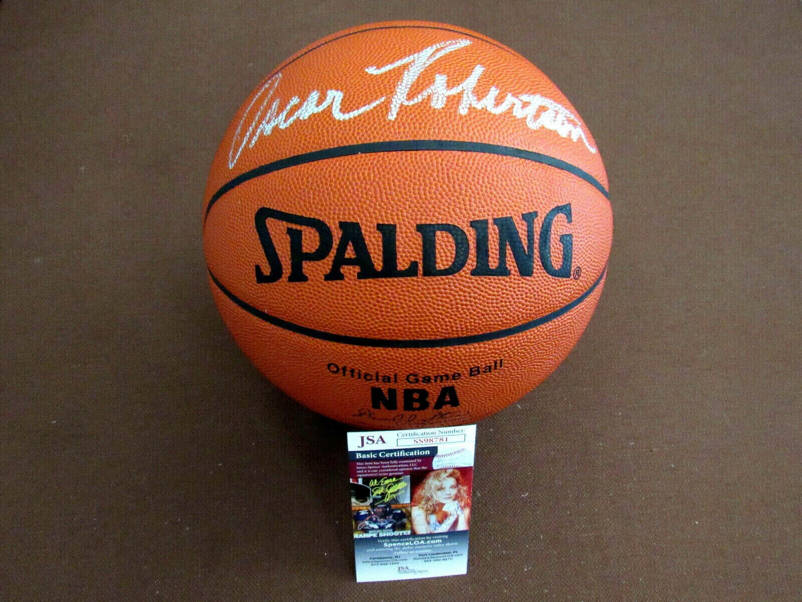 附有JSA認證卡嘅簽名Spalding NBA籃球。