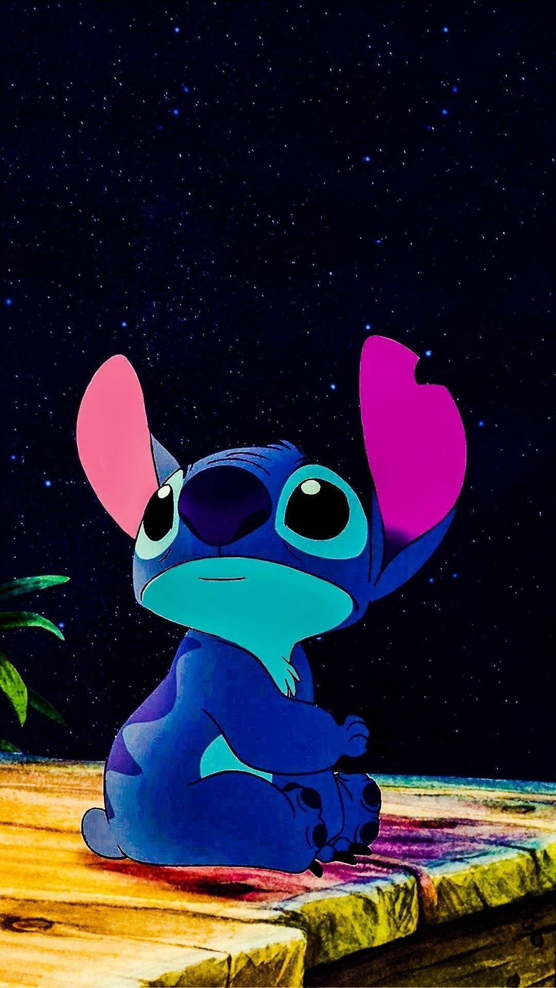 cute stitch iPhone 桌布 壁紙 — 史迪仔平靜地坐在星空下的木製邊緣上，粉紅色的耳朵發光，睜著好奇的大眼睛。