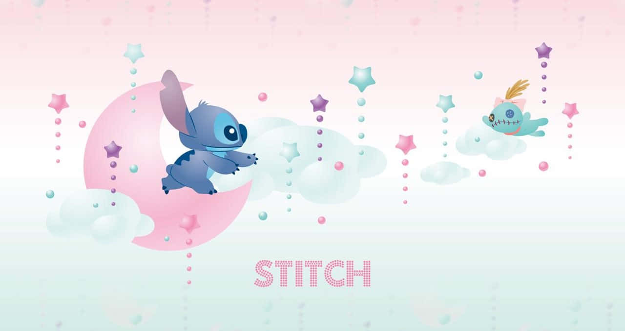 Cute Lilo And Stitch 桌布 壁紙 — 史迪仔從粉紅色的新月上快樂地跳躍，周圍漂浮著星星和雲朵，背景是柔和粉彩的天空。