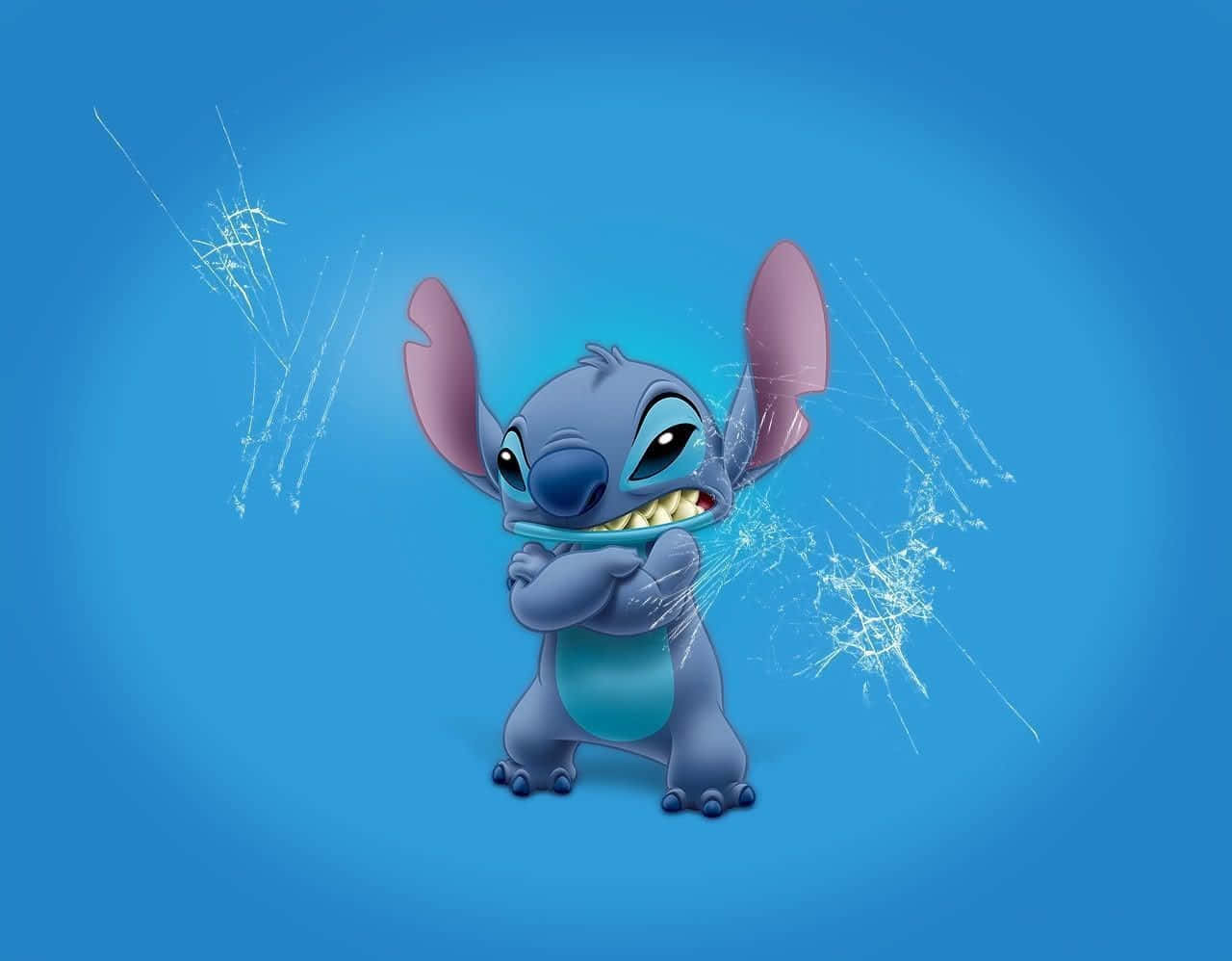 Cute Lilo And Stitch 桌布 壁紙 — 史迪仔自豪地交叉雙臂站在純藍色背景前，周圍環繞著噼啪作響的能量效果。