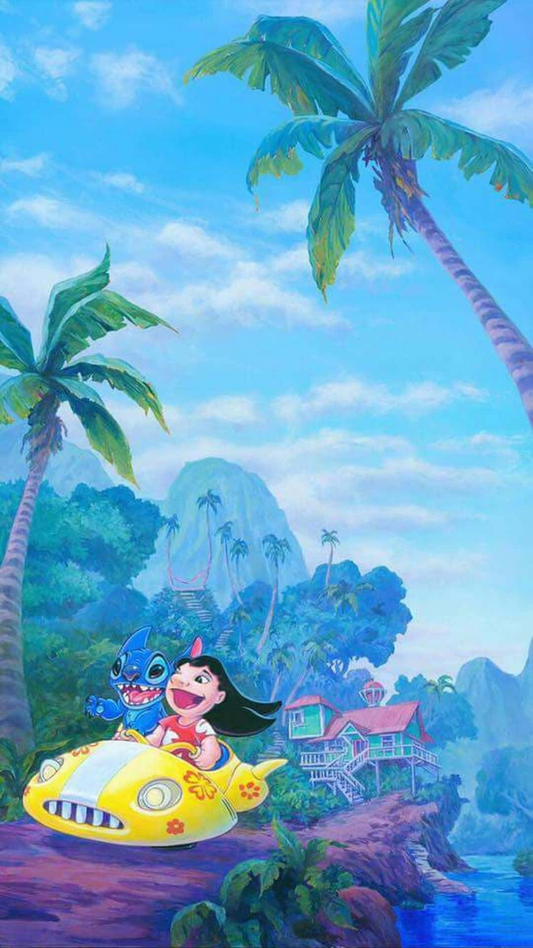 史迪奇在天堂 壁紙 — Lilo 和 Stitch 喺棕櫚樹同沿海村莊嘅熱帶天堂，喺明亮藍天下開心咁揸住一架黃色車。