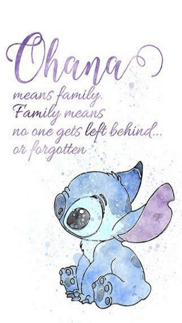 莉洛與史迪奇 桌布 壁紙 — 史迪奇坐著，大眼睛下是紫色草書文字 'Ohana means family' 的水彩插圖。