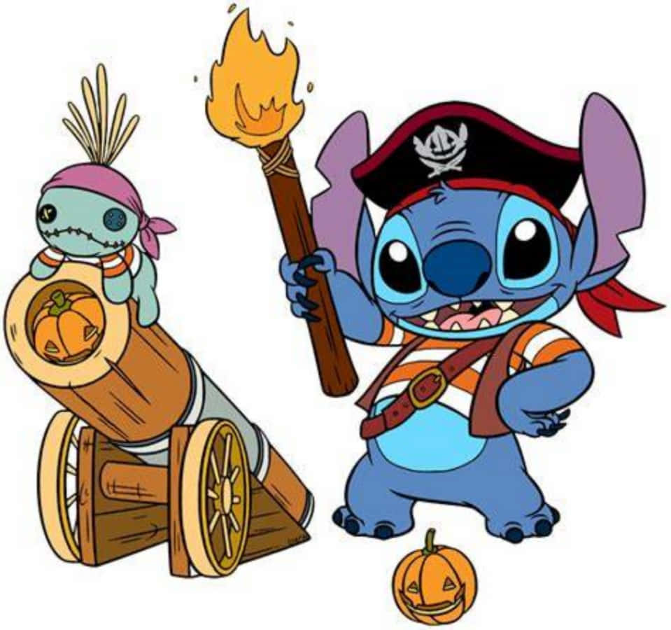 史迪仔穿著海盜服裝，手持火炬，站在有南瓜和縫製娃娃的大炮旁。