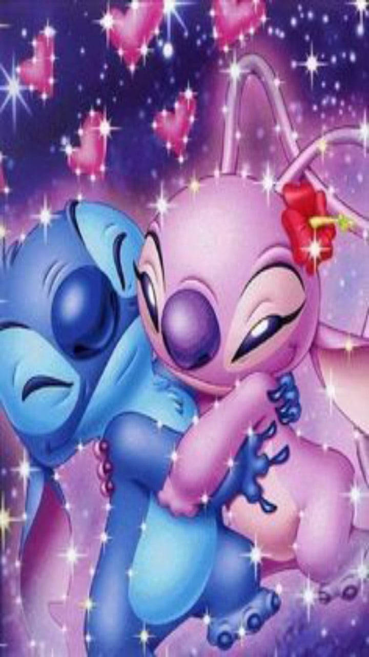 兩個動畫史迪仔角色在發光的心形和星星下擁抱。