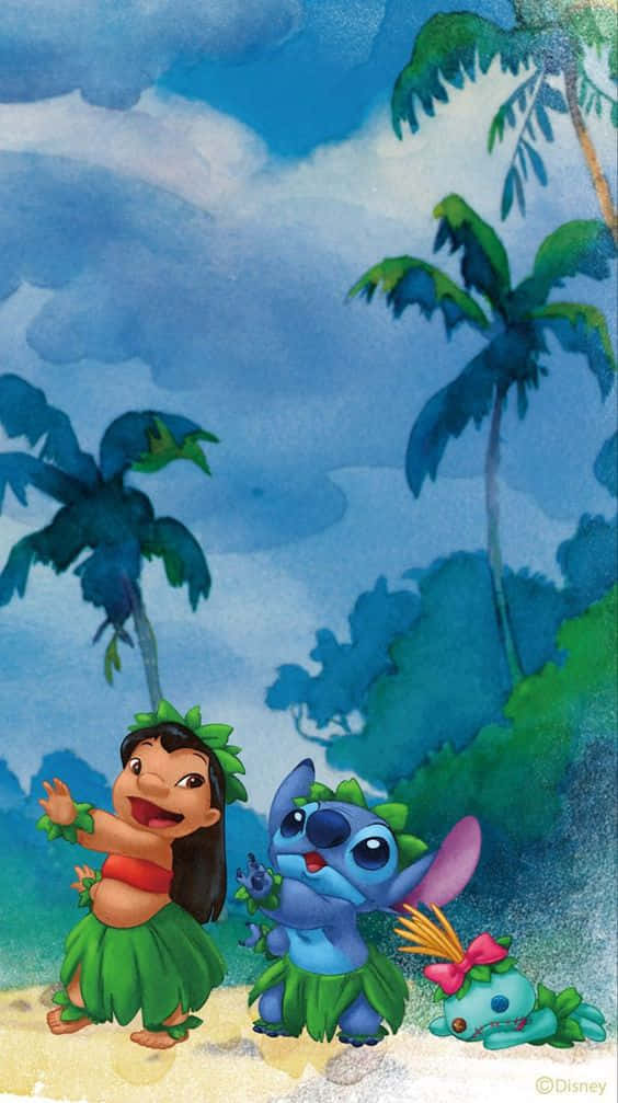 Lilo 和 Stitch 在棕櫚樹和藍天的熱帶沙灘上跳舞。