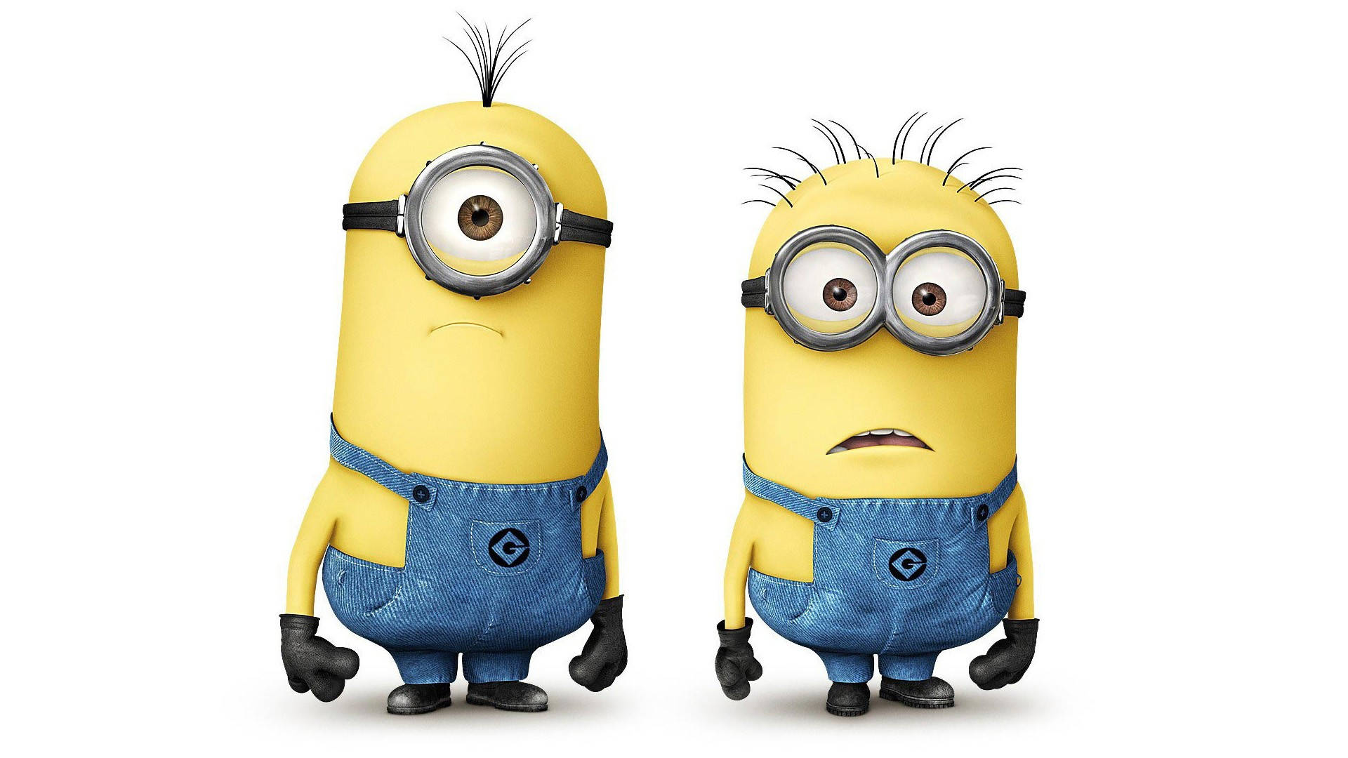 兩個黃色卡通Minions，穿著藍色工人褲，一個單眼一個雙眼。