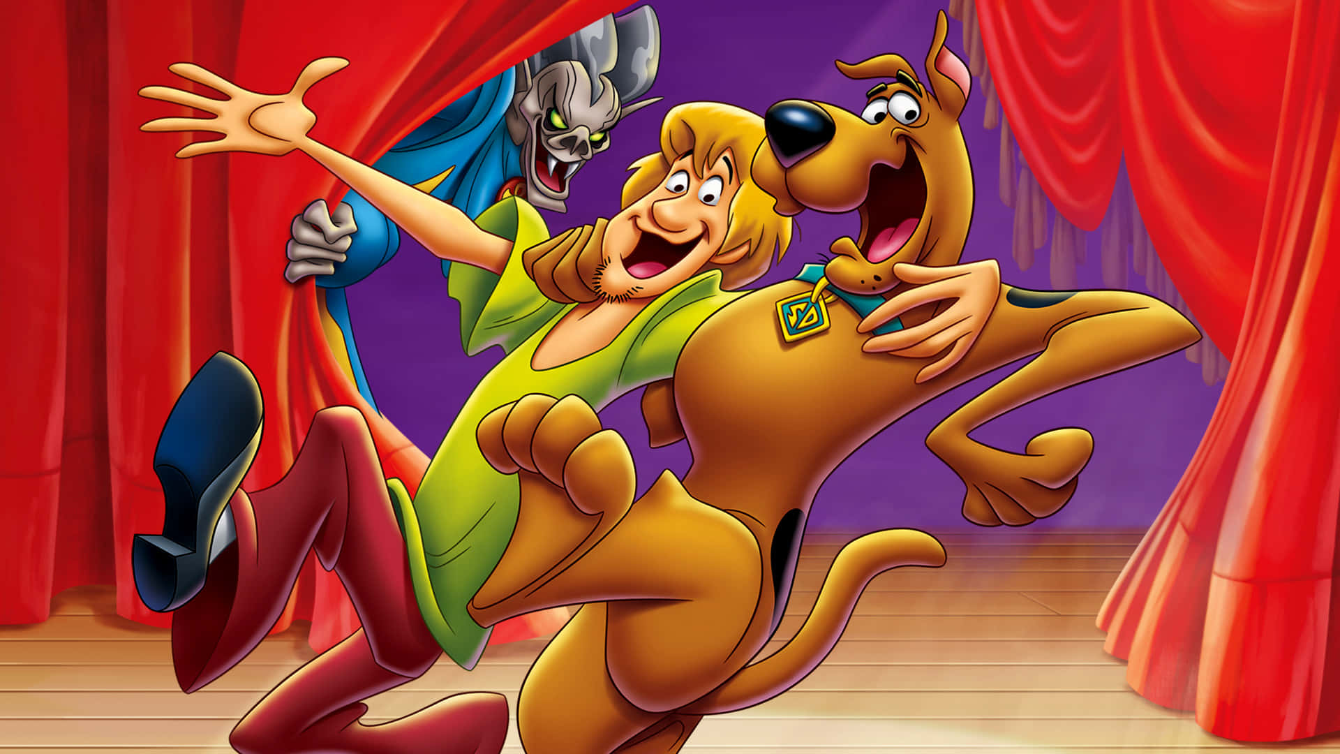 史酷比的鬼屋探險 壁紙 — Scooby Doo 和 Shaggy 驚慌地逃離紅色舞台幕後的一個鬼影。