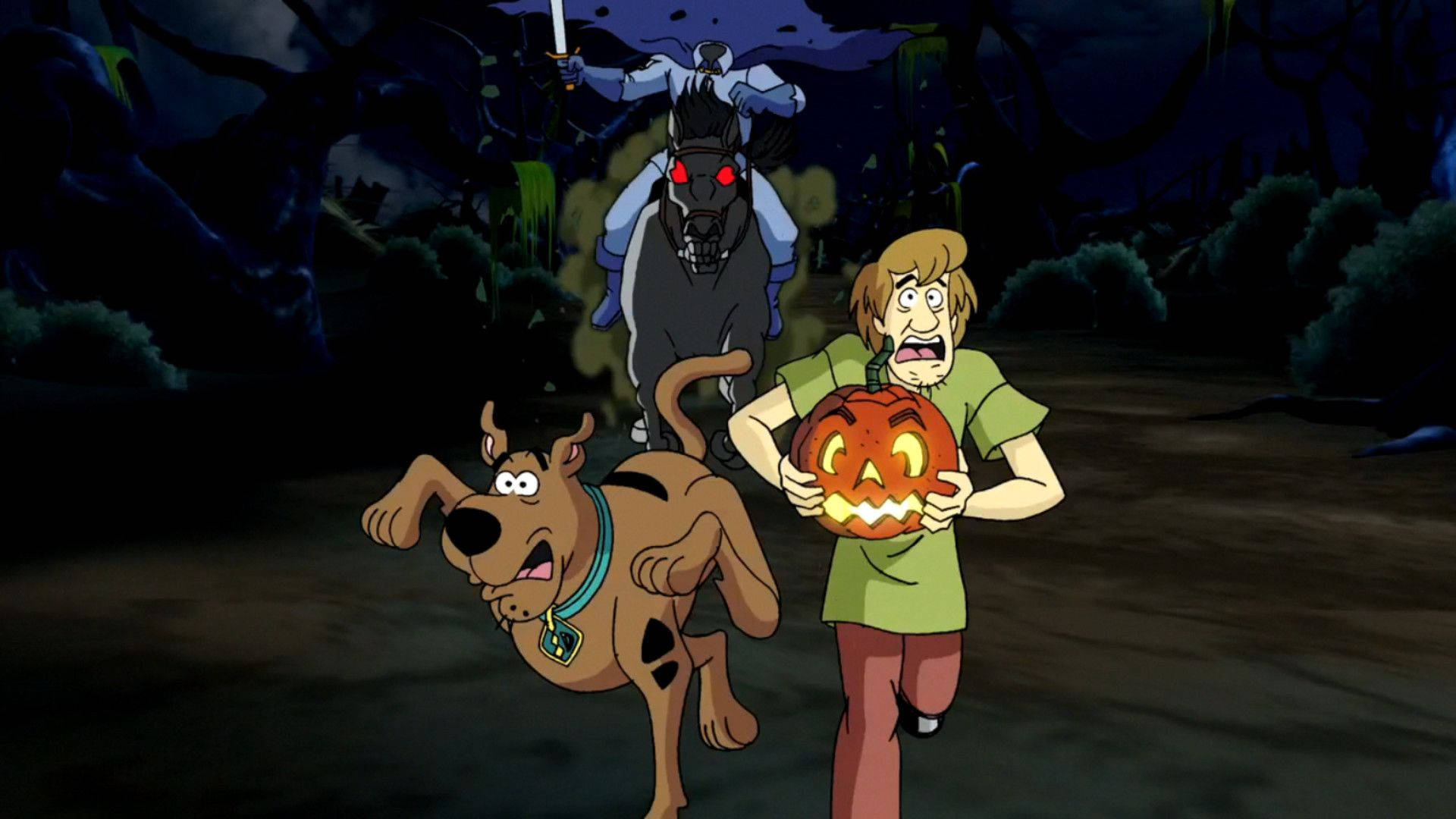 Shaggy 和 Scooby Doo 在黑暗的森林中害怕地逃離騎馬的幽靈。