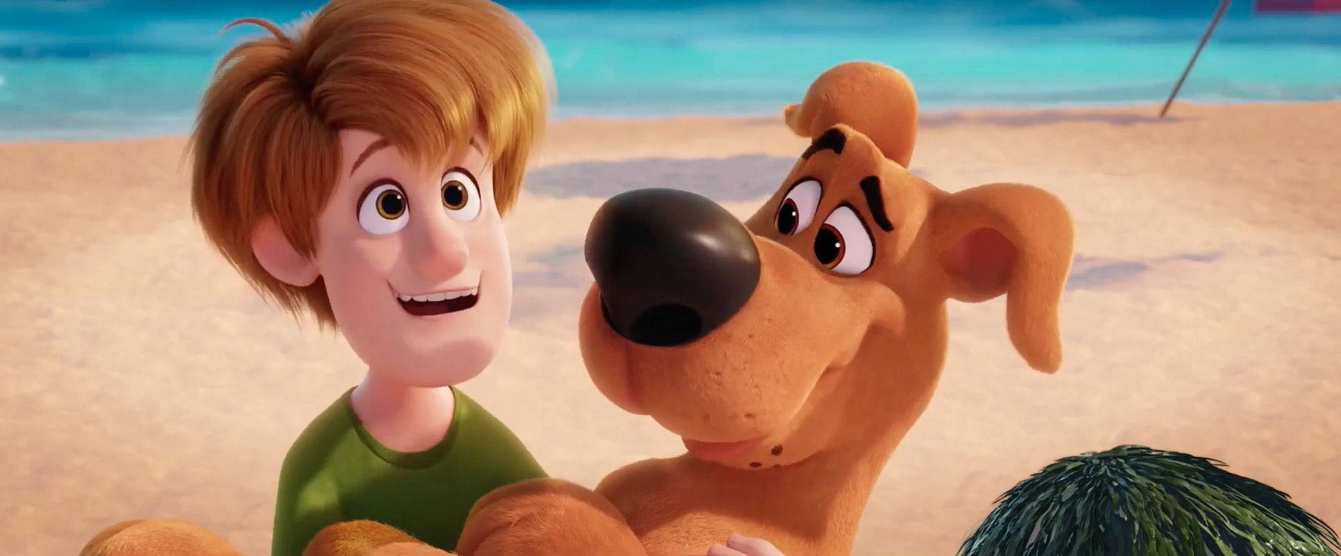 動畫男孩和狗Scooby Doo在陽光明媚的海灘上微笑。
