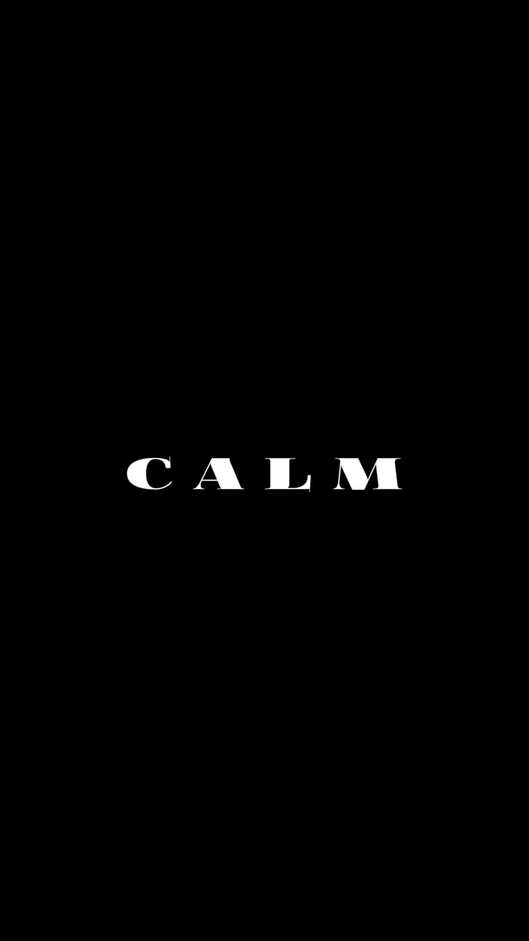 黑色背景上以白色居中文字顯示的「calm」一詞。