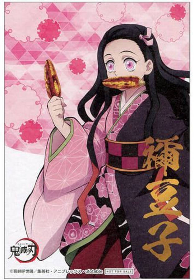 吃玉米的鬼滅之刃祢豆子 壁紙 — 穿著粉紅色和服的動漫女孩，在粉紅色圖案背景前拿著並咬著鯛魚燒。
