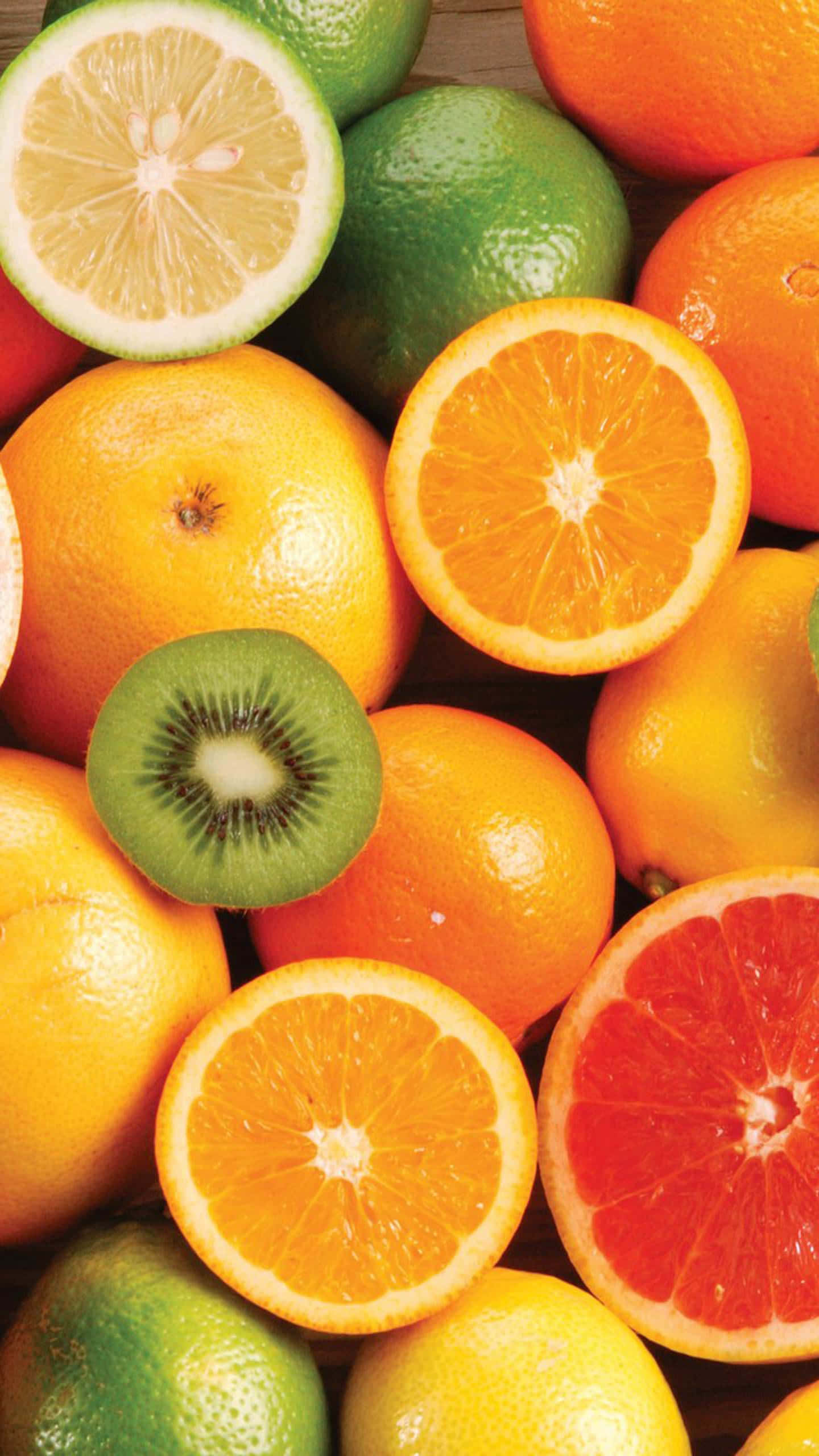 Refreshing 桌布 壁紙 — 各種柑橘類水果（包括橙、青檸和奇異果）的鮮豔特寫，其中一些切片露出多汁的內部。