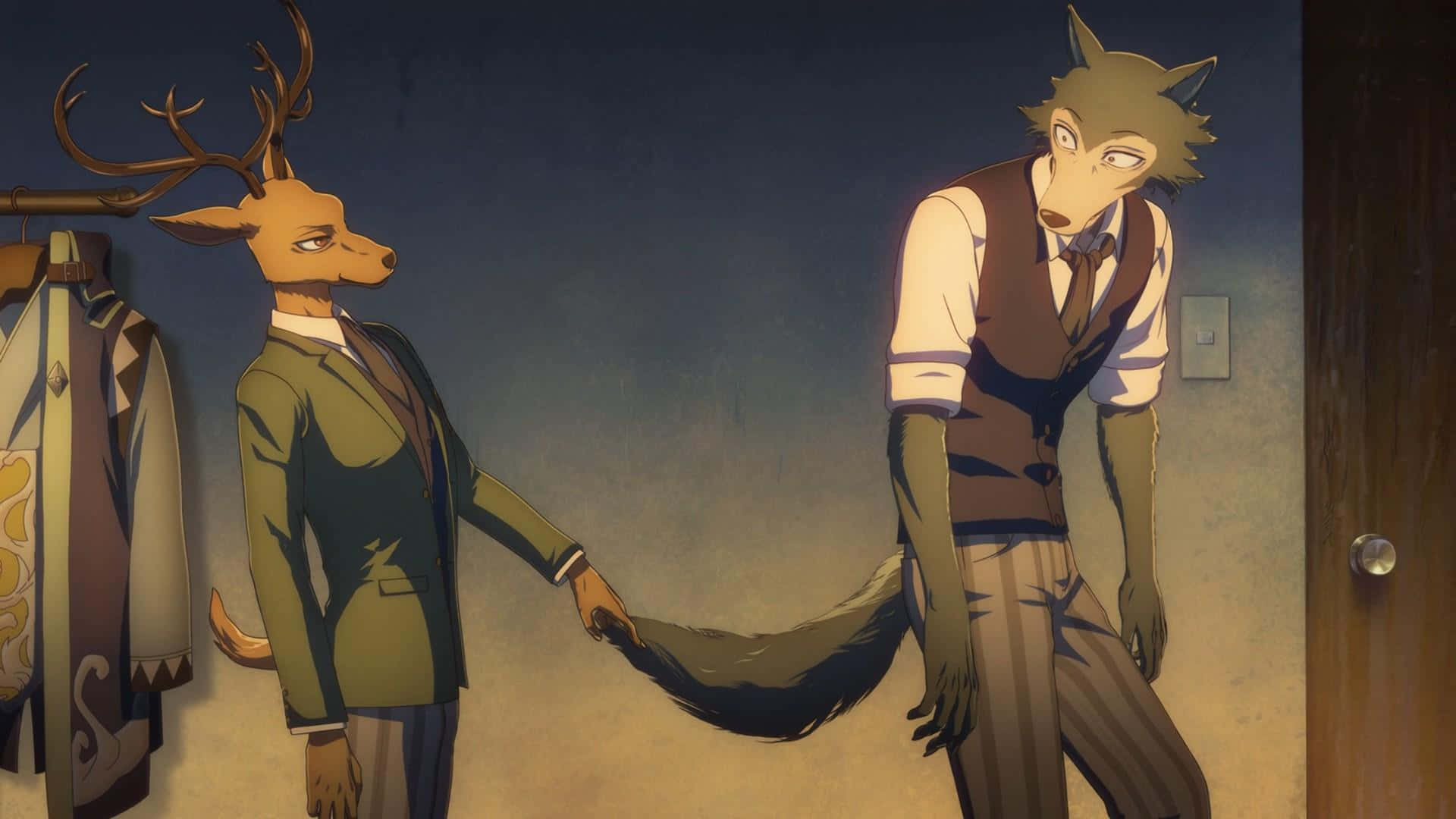 「各色動物齊聚慶祝友誼」 壁紙 — 兩個擬人化動物角色穿著西裝站在室內，其中一個在光線昏暗的房間裡抓住另一個的尾巴。