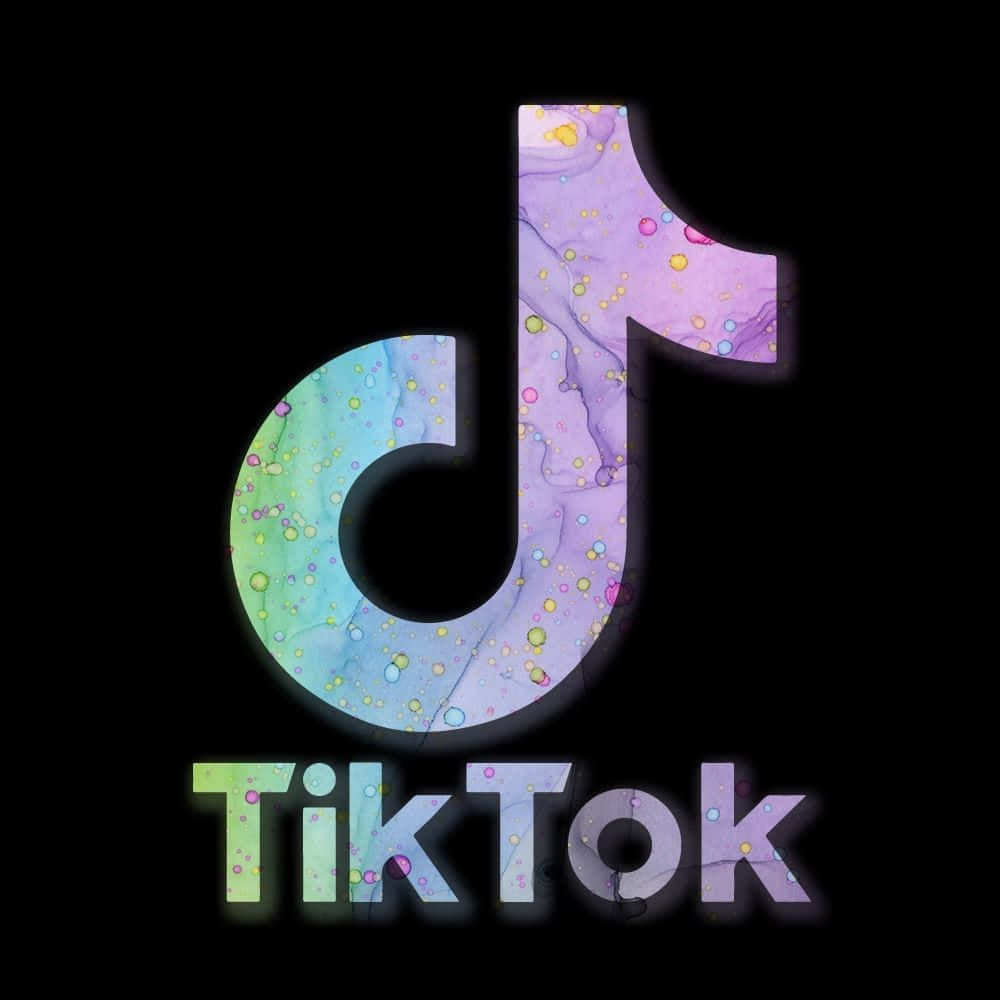 TikTok 標誌帶有水彩效果和發光氣泡，背景為黑色。