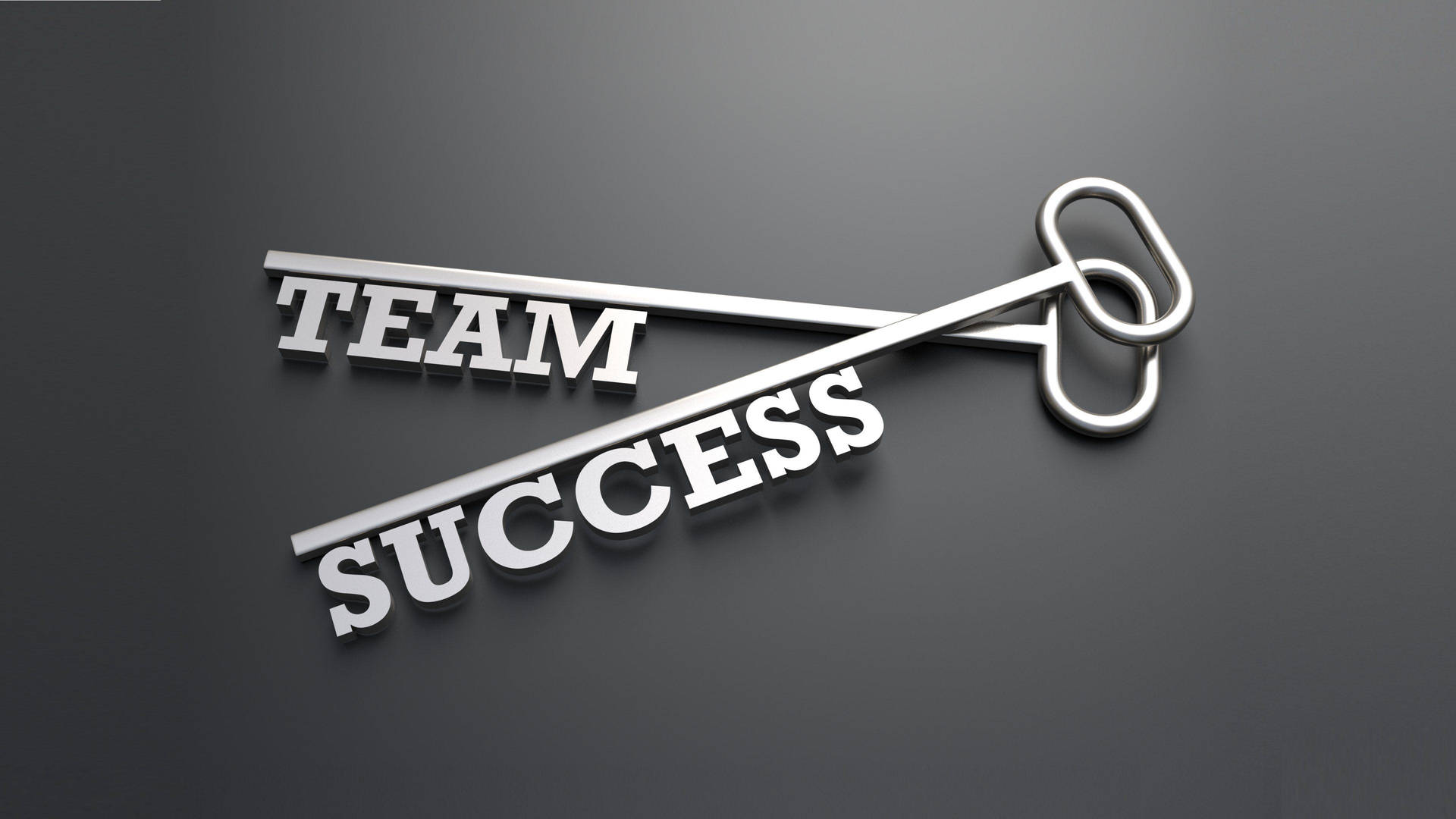 一把金屬鑰匙，形狀為 'TEAM SUCCESS' 字樣，置於深灰色表面上。
