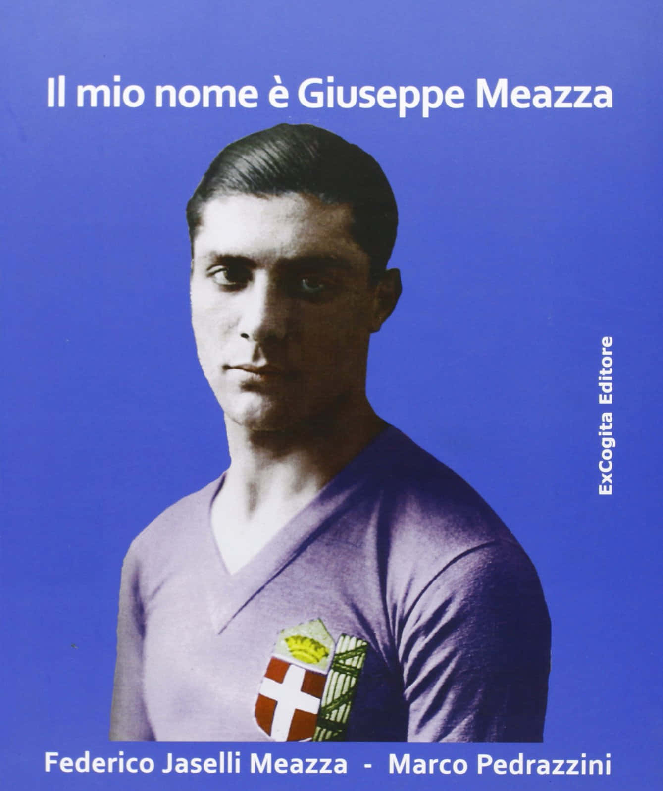 吉useppe Meazza 足球運動員海報 壁紙 — 朱塞佩·梅阿查的復古肖像，身穿紫色足球球衣，背景為純藍色，附有意大利文文字。