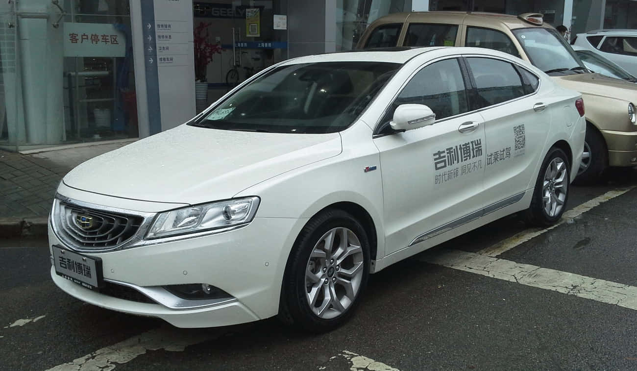 吉利GC9轎車停泊街頭 壁紙 — 一輛純白色的吉利轎車停放在經銷商場地，背景中可見其他車輛。