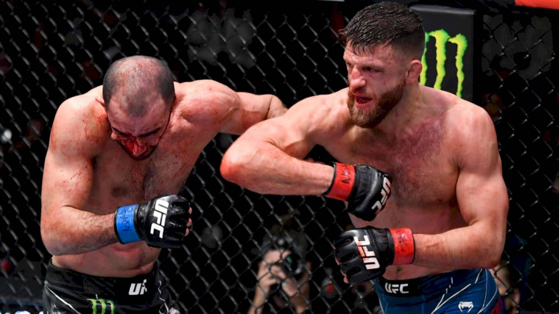 兩名MMA拳手在八角籠中進行UFC比賽時互相出拳。